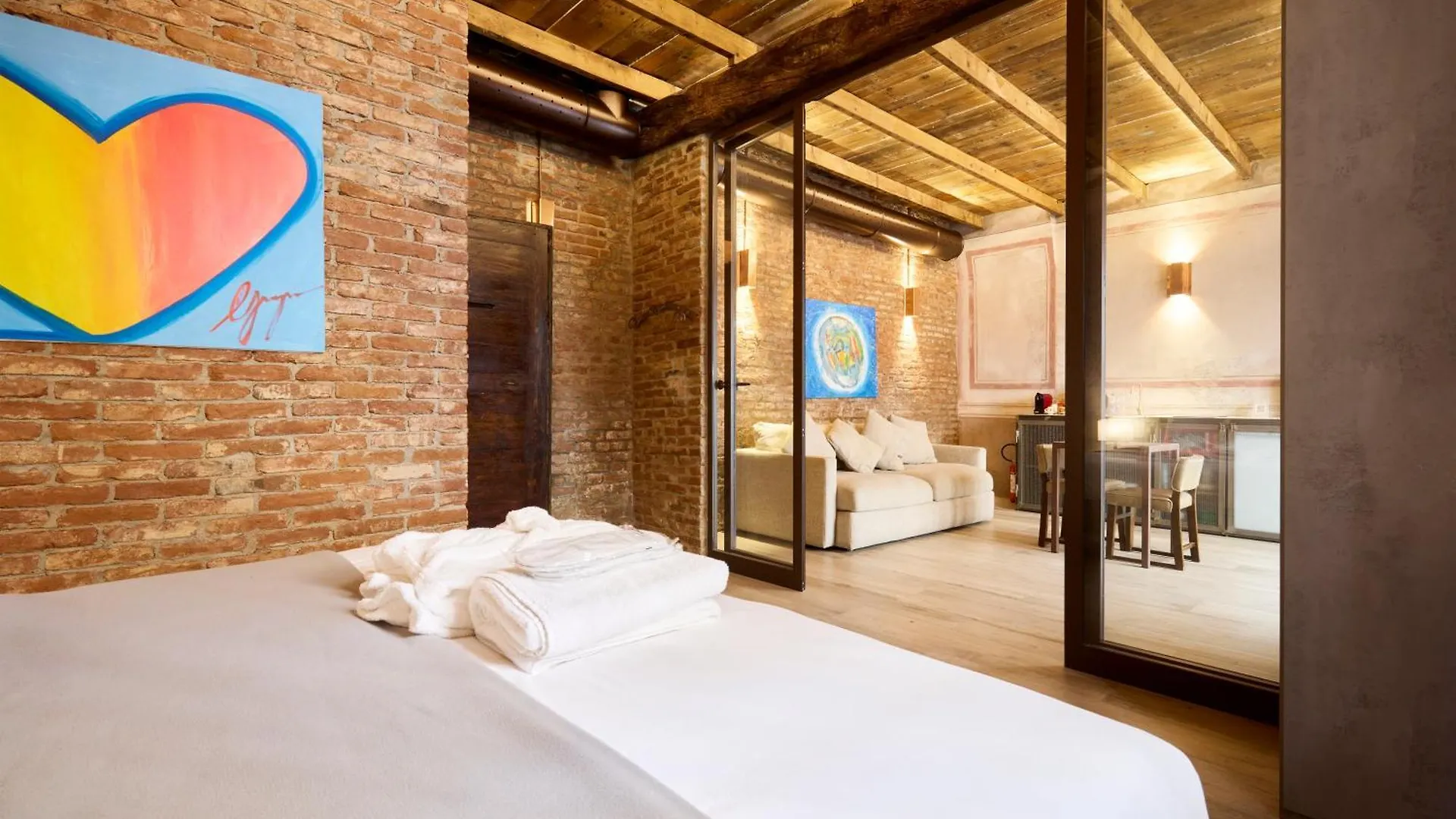 Red Moon-Emme Loft Apartment Milan Italy